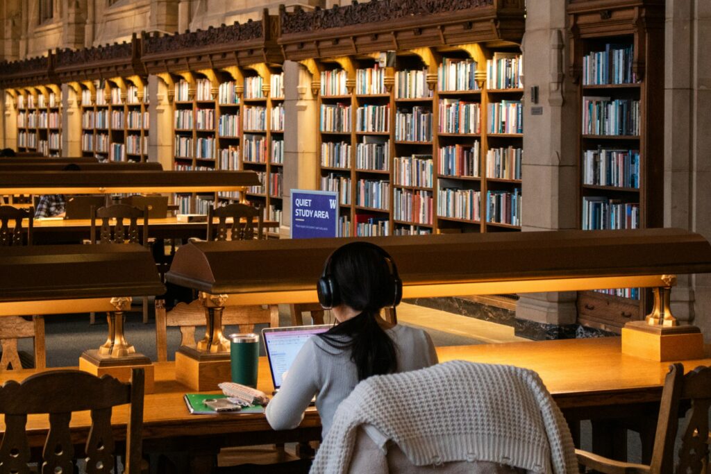 Étudiants dans une bibliothèque, image d'ambiance