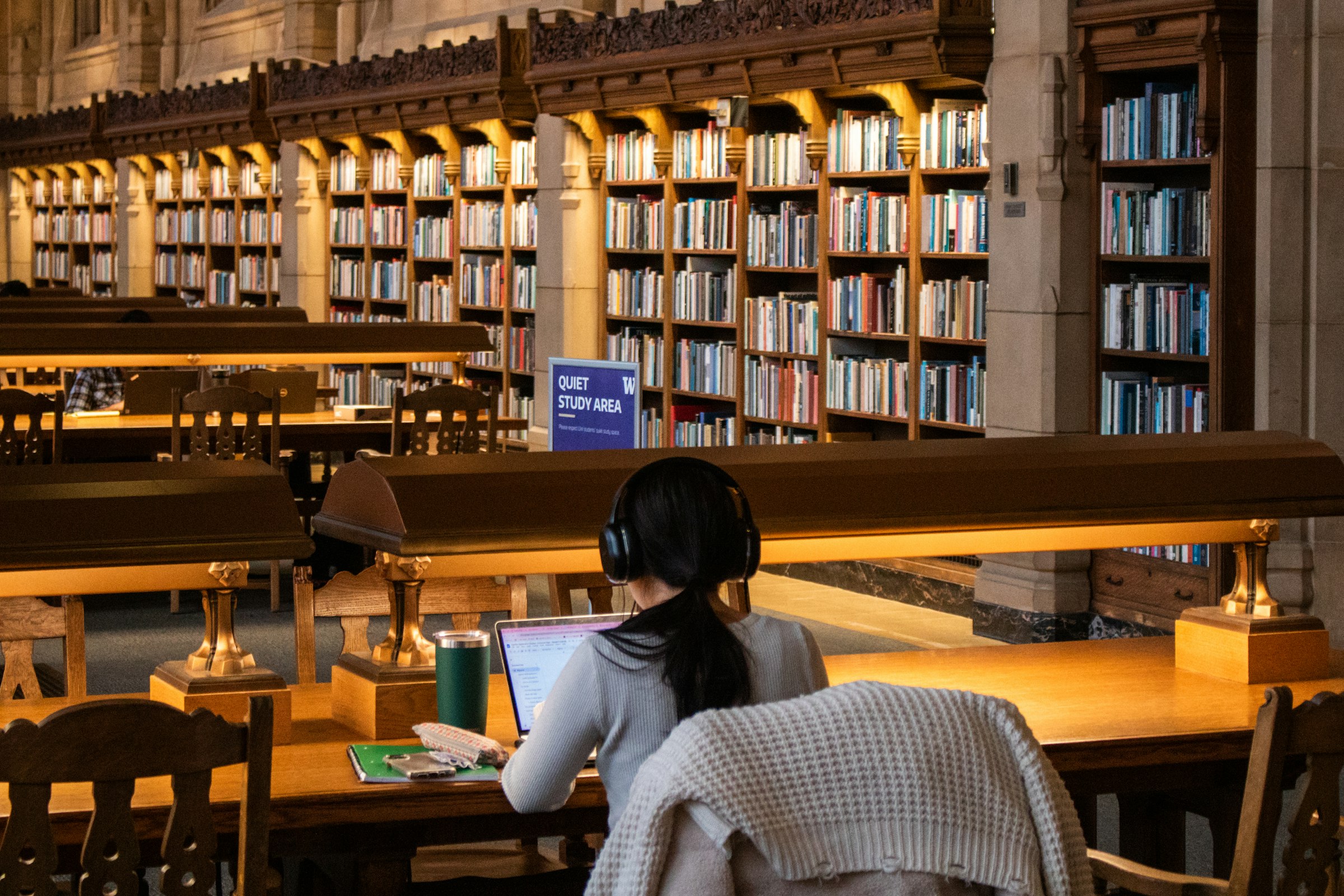 Étudiants dans une bibliothèque, image d'ambiance