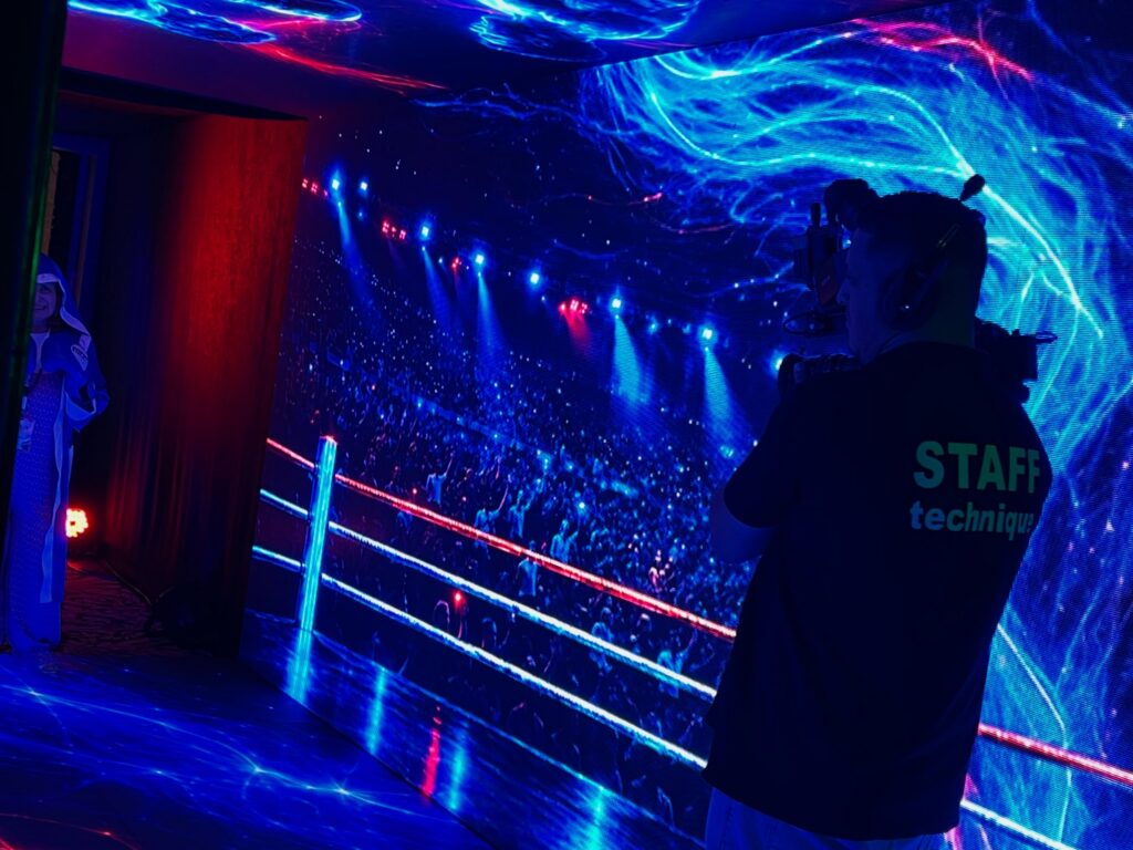 Cadreur NAVSI au bord du ring pendant un gala de sports de combat