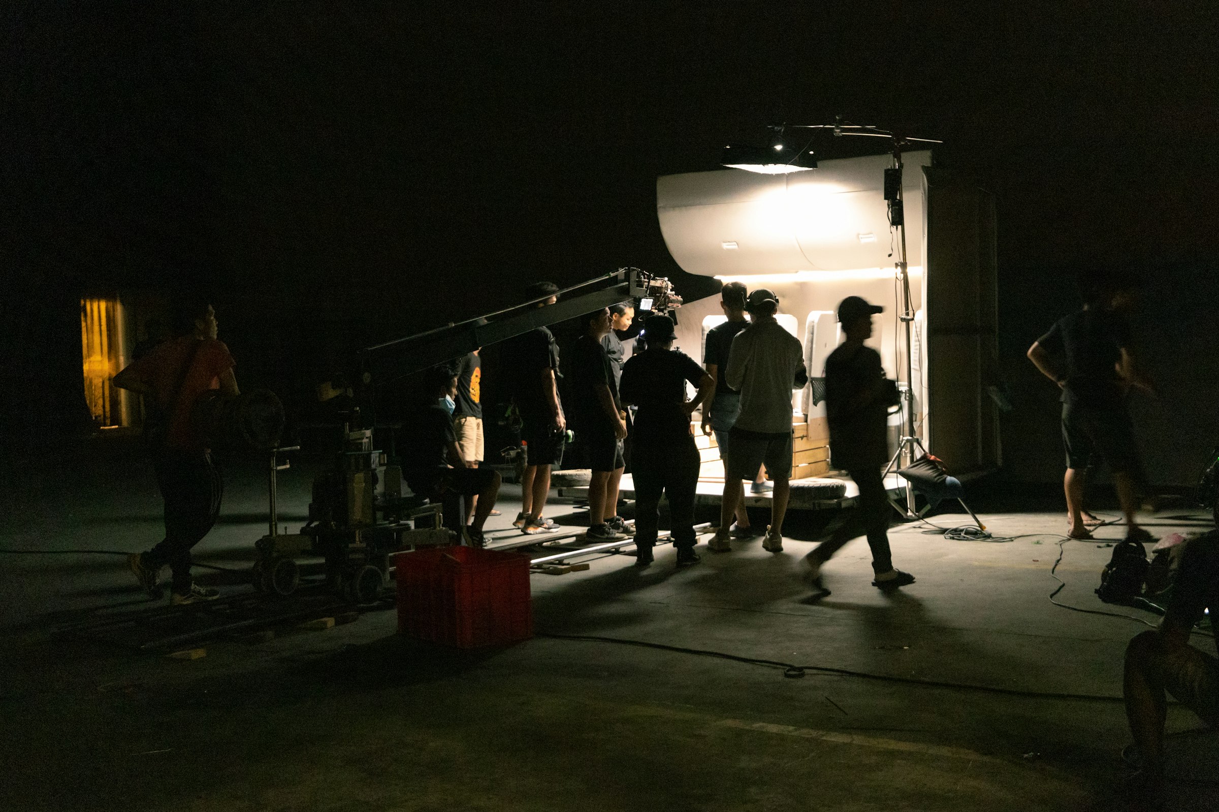 Équipe de tournage de nuit autour d'une caméra