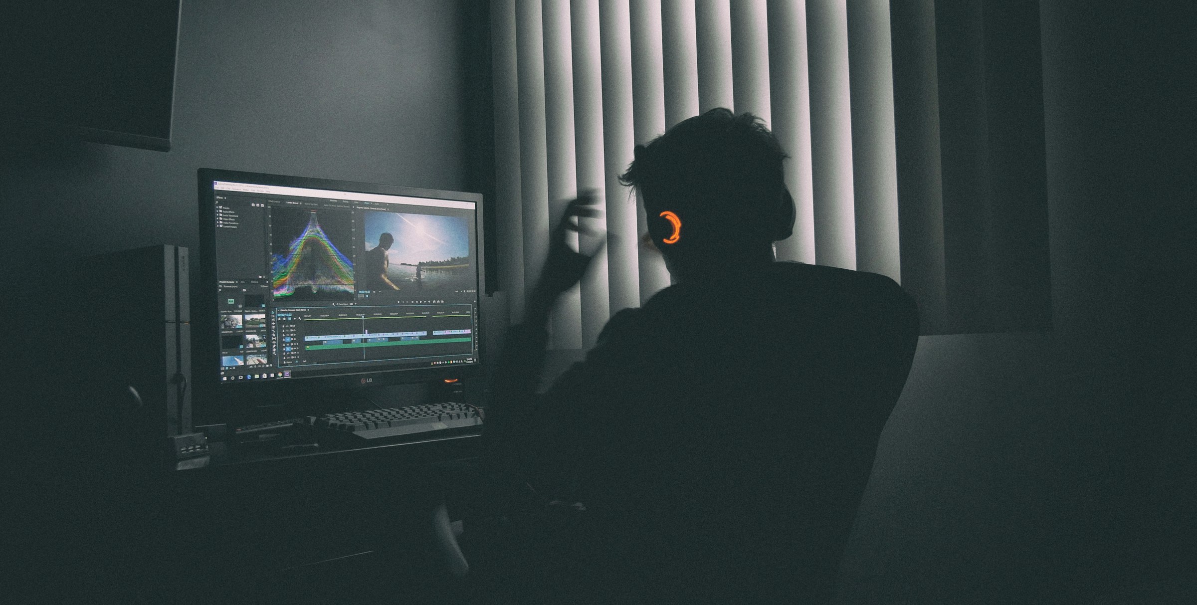 Monteur au travail dans une salle de post-production