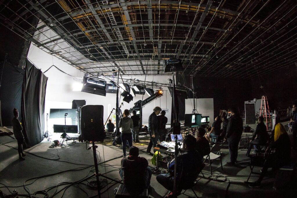 Équipe de tournage sur un grand plateau