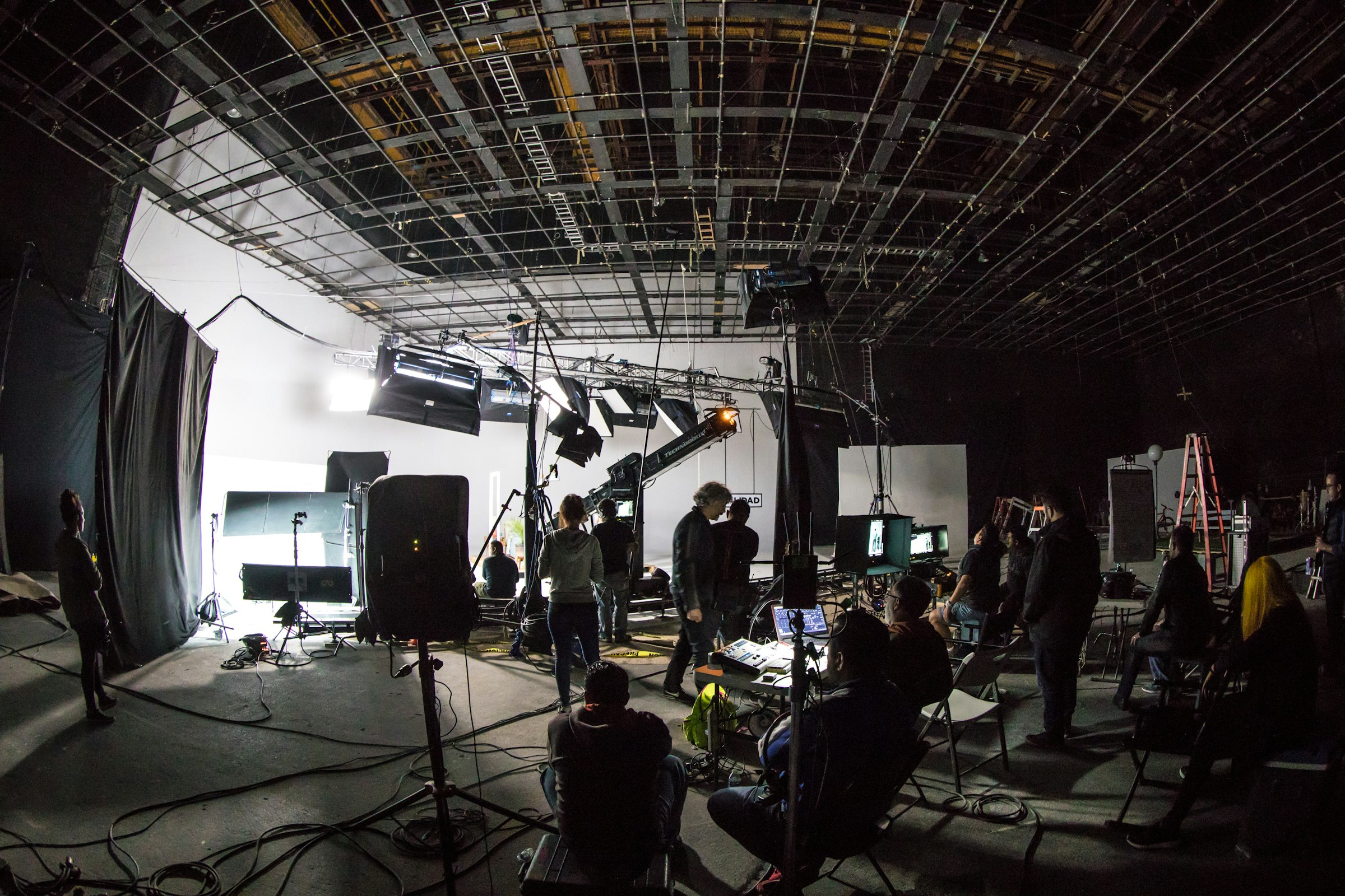 Équipe de tournage sur un grand plateau