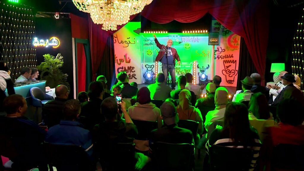 Salle comble devant la scène de Ferda Comédie