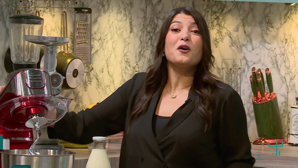 Animatrice de Souk El Youm dans le décor cuisine